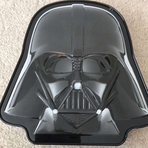 Star Wars PEZ set in Darth Vader Helmet shaped tin NWT - Picture 2 of 4